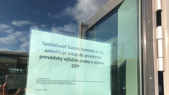 Zmapovali sme: Gastro prevádzkam označenie režimu, v akom fungujú podľa covid automatu, na dverách chýbalo