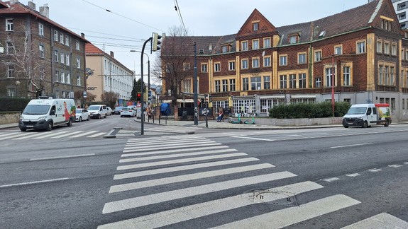 Muža okradli na zastávke MHD na Karpatskej. Poznáte pánov na fotografiách?