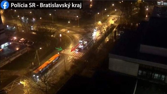 Auto zrazilo v Petržalke chodca. Nevideli ste túto nehodu?