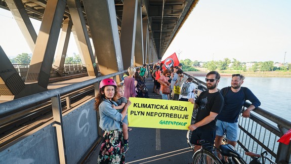 FOTO: Ľudia na Dunaji protestovali proti LNG terminálu - investor nátlakové akcie nechápe