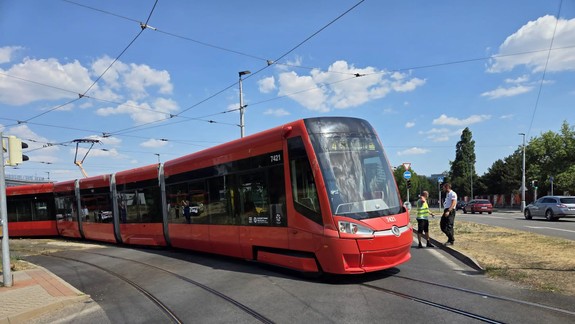 Na Tomášikovej ulici sa vykoľajila električka: Zasahuje cez dva jazdné pruhy