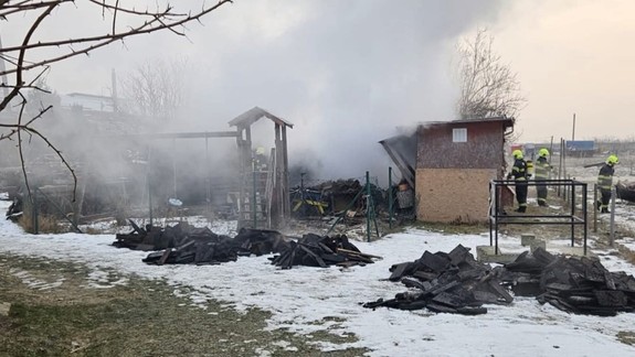 V Miloslavove horeli drevostavby s uskladneným palivovým drevom