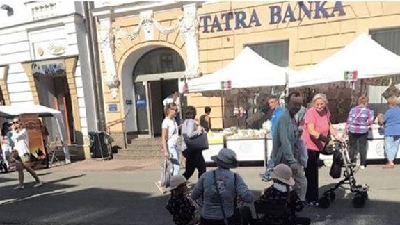 VIDEO: Malé dievčatká musia zarábať peniaze pouličným koncertovaním  - nejde o zneužívanie detí?