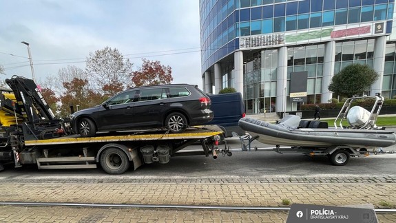 Páchatelia ukradli čln v Rakúsku! Polícia ich zadržala: Šokujúce zistenie, dvaja z nich boli pod vplyvom drog