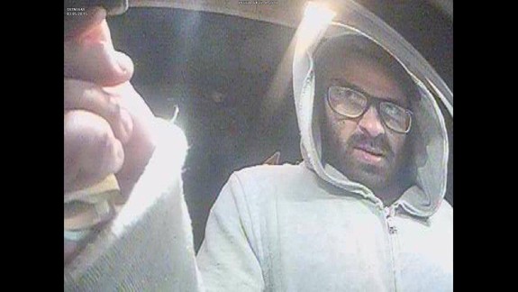 Kapucňa ho pred kamerou neukryla: Nepoznáte muža na fotografii?