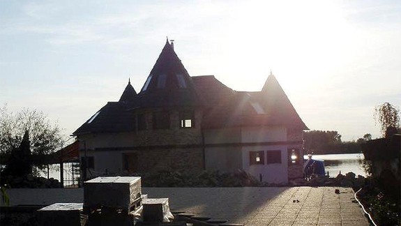 Odstránili už šestnásť čiernych stavieb