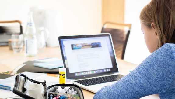 NBÚ: Rodičia by mali deti naučiť chrániť osobné údaje na internete