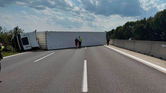 Na diaľnici D1 smerom do Trnavy sa prevrátil kamión