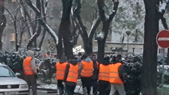 VIDEO: Namiesto strojov väzni. Pri Justičáku to s odpratávaním snehu vyriešili