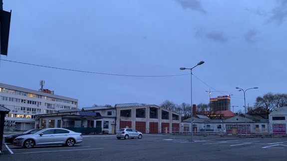 Parkoviská vyčlenené pre obyvateľov 500 bytov zívajú prázdnotou. Kde všetci parkujú?