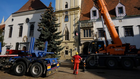 Na Hlavnom námestí dnes postavia vianočný stromček, vrcholia prípravy na trhy