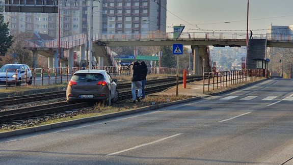 FOTO: Osobný automobil sa rozhodol "otestovať" električkovú trať smerom do Karlovej Vsi