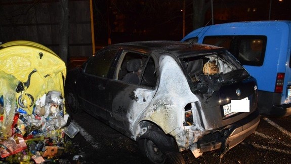 Požiar v Karlovej Vsi: Oheň preskočil z horiacich kontajnerov na auto