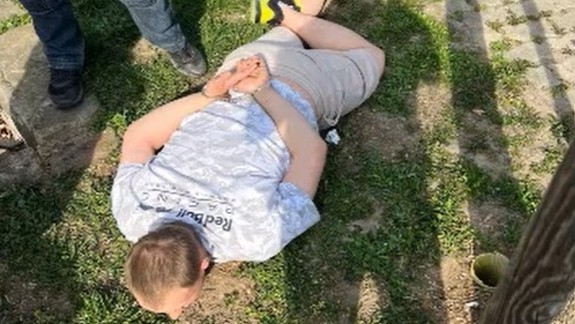 Zadržali dílerov heroínu, drogy skrývali aj pod skalou pri vchode do bytovky