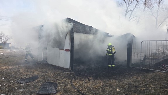 Hasiči v akcii: V obci Tureň pri Senci horela drevená stajňa pre koňa