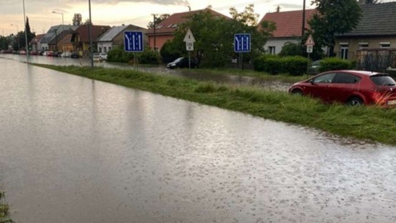 Apokalypsa v Bratislave. Zaplavilo ulice, doprava kolabovala