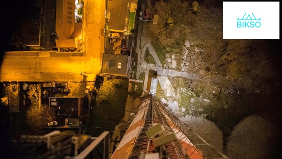 FOTO: Fascinujúci výhľad na nočnú Bratislavu z komína vo výške 115 metrov