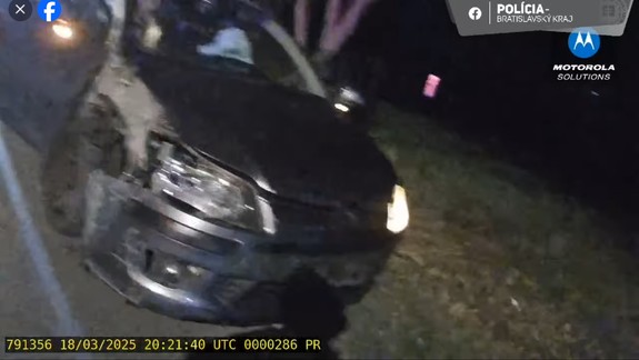 VIDEO: Opitý vodič narazil do lampy, nafúkal takmer dve promile