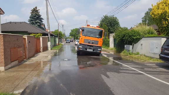 Vrakunčania: Priehradná ulica je v kalamitnom stave, voda podmyla cestu