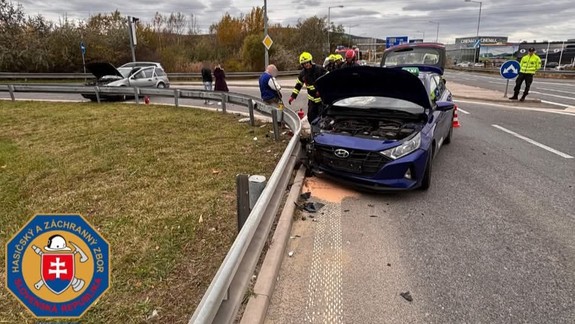Hasiči neďaleko OC Bory zasahovali pri nehode dvoch áut, ošetrili jednu osobu