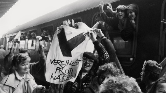 ÚPN: Nežná revolúcia vrátila občanom ľudské práva a slobody