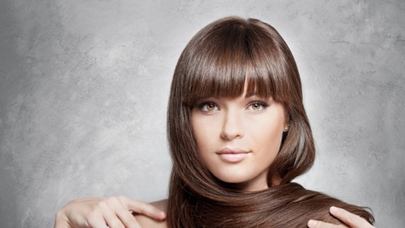 Máte slnkom vysušené a rozstrapené vlasy? Ako z nich urobiť znova krásnu a zdravú korunu krásy?