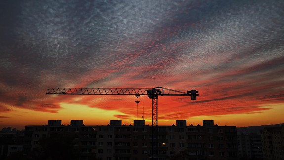FOTO: Nevšedné nebeské divadlo na bratislavskej oblohe - čo vytvorilo tieto špeciálne efekty?