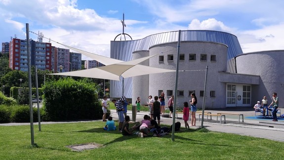 Pred slnkom ochránia aj tieniace plachty: V akých lokalitách v Karlovej Vsi pribudli?