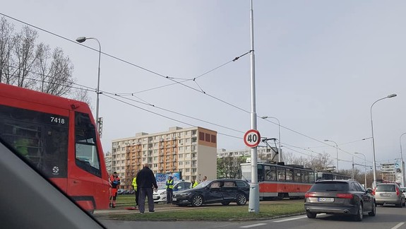 Na bratislavských cestách majú dnes vodiči zdržanie okolo 15 minút - problémy hlásia aj električky!