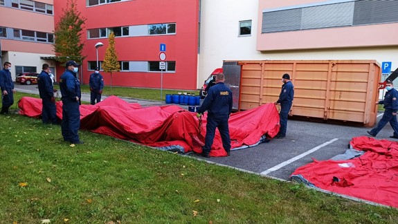 Testovanie: V areáli Nemocnice sv. Michala postavili hasiči šesť stanov