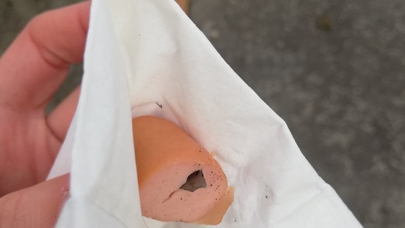 Neuveriteľná zákernosť: Dajte si pozor, v Petržalke sa opäť objavili žiletky zabalené v párku ako nástraha pre psov