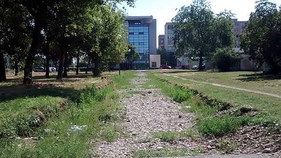 Chodník na Ružinovskej ulici je už  viac ako štyri mesiace rozkopaný