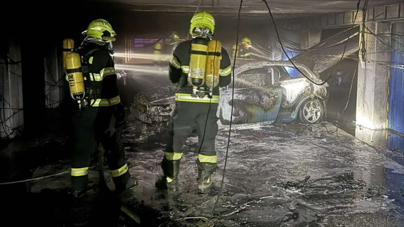 Požiar: V Karlovej Vsi horelo v garážovom dome auto