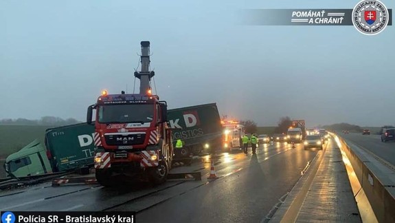 Nehoda na D1, kamióny skončili v priekope, tvoria sa kolóny