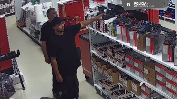 Za tovar z obchodu treba zaplatiť! Poznáte osoby na fotkách? Tie mali s platením problém
