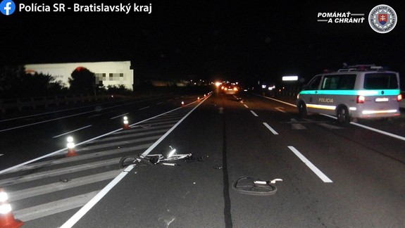 FOTO: Pri Viničnom narazil vodič osobného auta do 52-ročného cyklistu - ten bol na mieste mŕtvy!