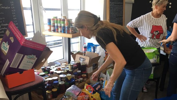 FOTO: Ružinovčania vyzbierali pre vyhorené rodiny z Mlynských Luhov expresne rýchlo všetko potrebné