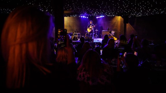 Chcete predviesť svoj talent?  Vo vinohradoch sa v uskutoční pesničkárske podujatie Open Mic na dobrom mieste