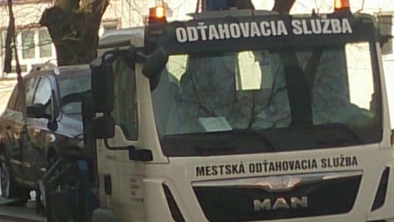 Odťahováci naložili osobné auto aj s dvojročným dieťaťom vo vnútri! 