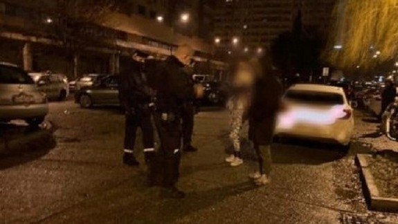 Prichytený: Parkoviskový zlodej sa ukryl do Mercedesu