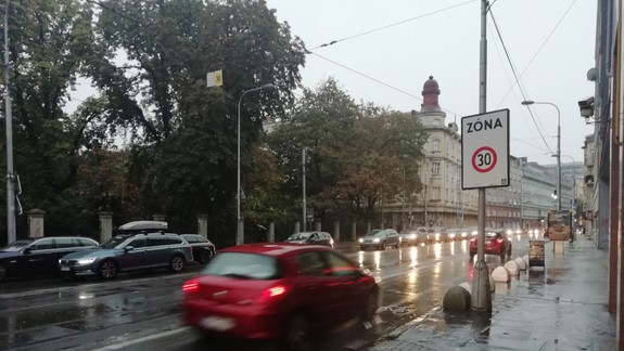 Dážď zasiahol dopravu, na viacerých úsekoch v meste sa tvoria kolóny