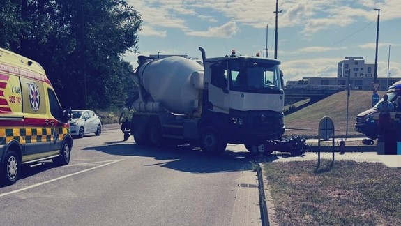 Tragické ráno v Petržalke: Pri zrážke s nákladným autom vyhasol život motocyklistu