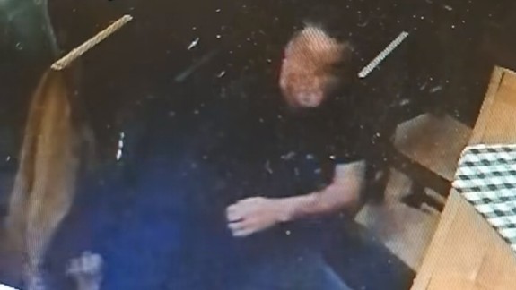 VIDEO: Detailne nakrútená krádež peňaženky v bratislavskom podniku. Poznáte tváre mužov na videu?