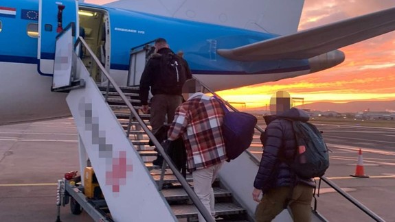 Muža hľadaného pre podvody na senioroch prepravili na Slovensko a vzali do väzby