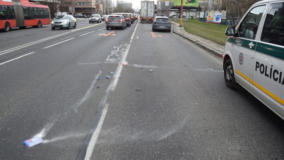 Nehoda v Ružinove: Auto zrazilo chodkyňu, ktorá prebehovala cez cestu