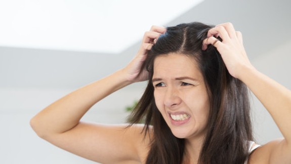 8 jednoduchých krokov, ktoré stopnú padanie vašich vlasov