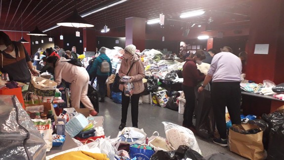 FOTO Zbierka pre Ukrajinu v Zrkadlovom háji praskala vo švíkoch, ľudia doniesli veľa potrebných vecí