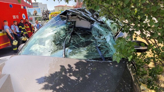 FOTO a VIDEO Nehoda na Ivanskej ceste: Vodič zoťal stĺp, narazil do stromu, z auta ho museli vystrihnúť