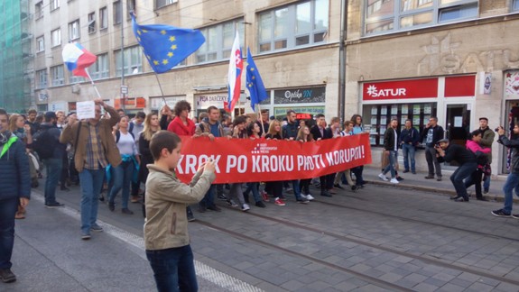 Mestom dnes prešiel tretí protikorupčný pochod, pritiahol tisíce ľudí