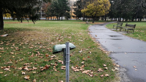 VIDEO a FOTO: Vandali vytrhali a zničili koše pre verejnosť v parku pred PEVŠ!